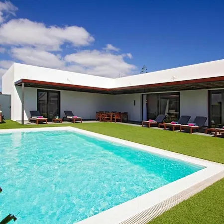 Angelina Villa *