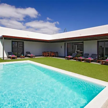 Angelina Villa *